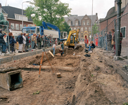 843666 Afbeelding van het archeologische onderzoek op het Janskerkhof te Utrecht bij het traject van de aan te leggen ...